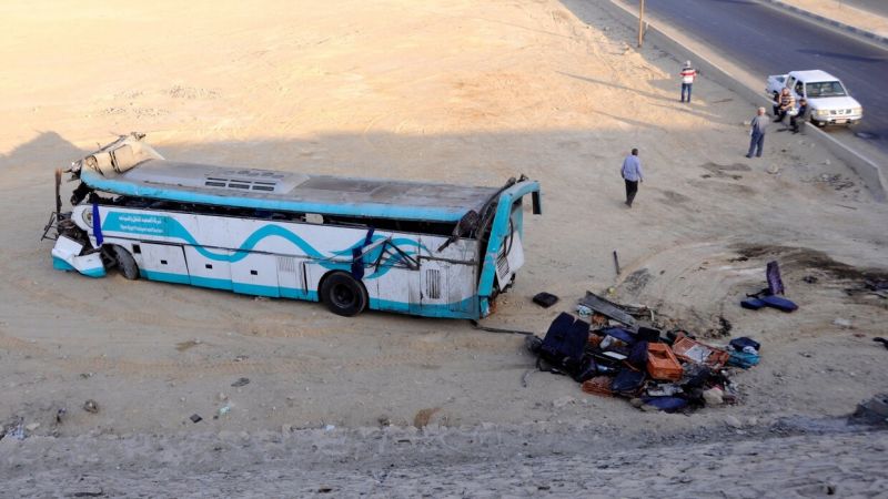 وسائل إعلام مصرية: مصرع 19 شخصًا في تصادم سيارة نقل بحافلة