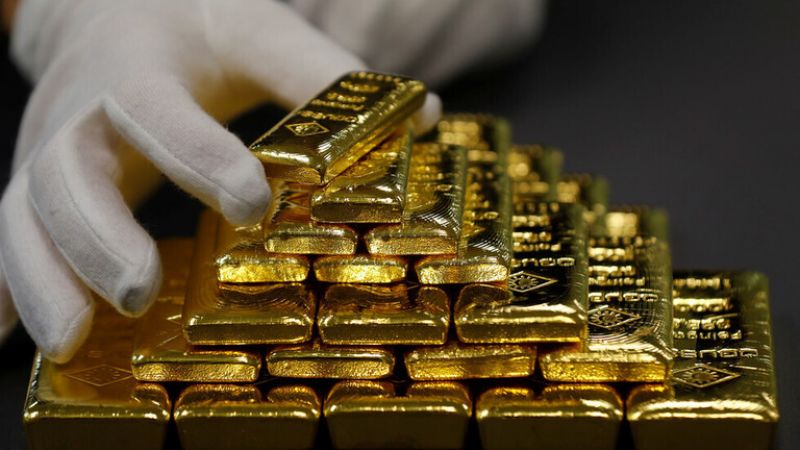 هبوط الذهب إلى 1790.54 دولار للأونصة مع صعود الدولار والمستثمرون يترقبون قرارات البنوك المركزية