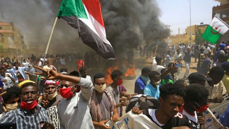 السودان على صفيح ساخن: مظاهرات ضد قائد الجيش