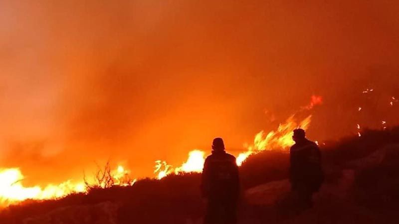حريق كبير في وادي العزية زبقين يهدّد المنازل