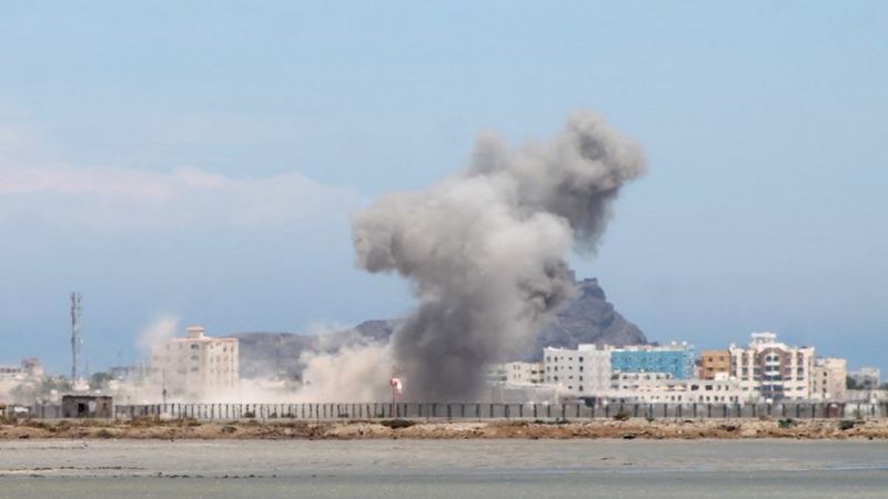 اليمن: طيران العدوان السعودي يستهدف مطار صنعاء الدولي