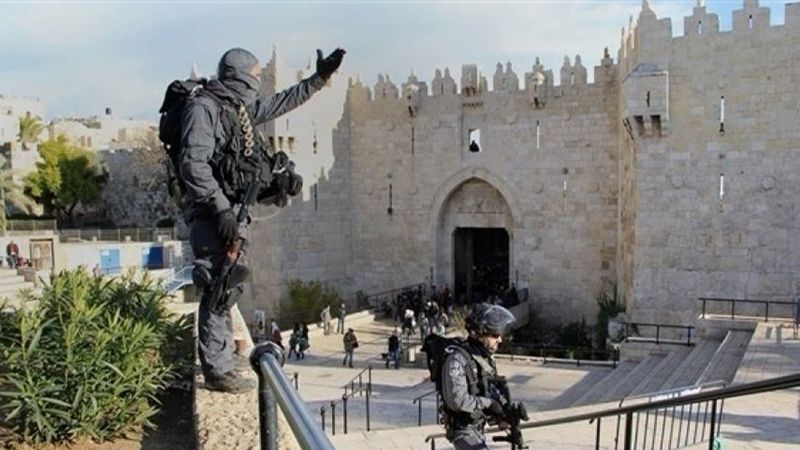 فلسطين المحتلة: شرطة الاحتلال تنصب حاجزًا في منطقة باب العامود وتعرقل دخول الأهالي لأداء صلاة الجمعة في المسجد الأقصى
