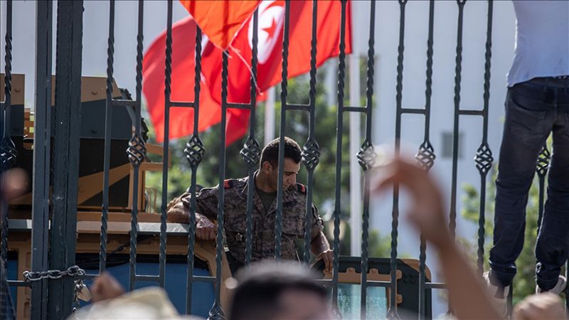 تونس: حملة الإقالات تتواصل ومطالب بسقف زمني لإنهاء الوضع الاستثنائي