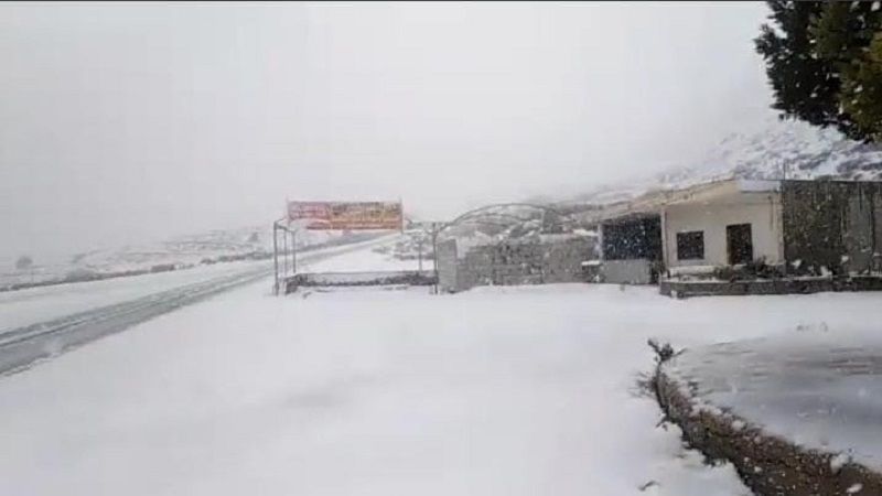 لبنان: الثلوج تغطي مرتفعات الضنّية وتقطع الطرقات الجبليّة