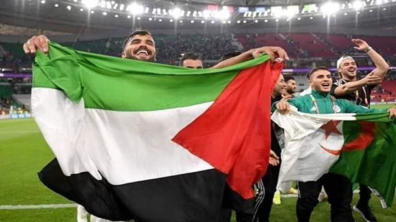 نجوم الكرة الجزائرية يرفعون بطاقة حمراء بوجه التطبيع الرياضي