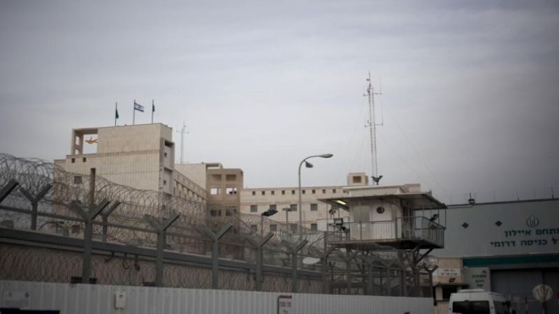 طعن ضابط إسرائيلي في سجن نفحة واستنفار شديد في صفوف الأسرى