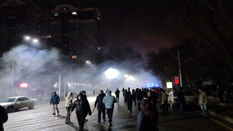 كازاخستان.. آلاف المتظاهرين في الشوارع والرئاسة تفرض حالة الطوارئ وتعلن استقالة الحكومة