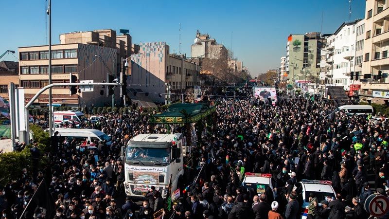 الإيرانيون يُشيّعون رفات 250 شهيدًا مجهولي الهوية