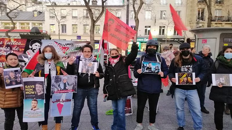 بالصور: وقفة تضامنية مع الأسير ناصر أبو حميد وأهالي النقب المحتل في العاصمة الفرنسية باريس