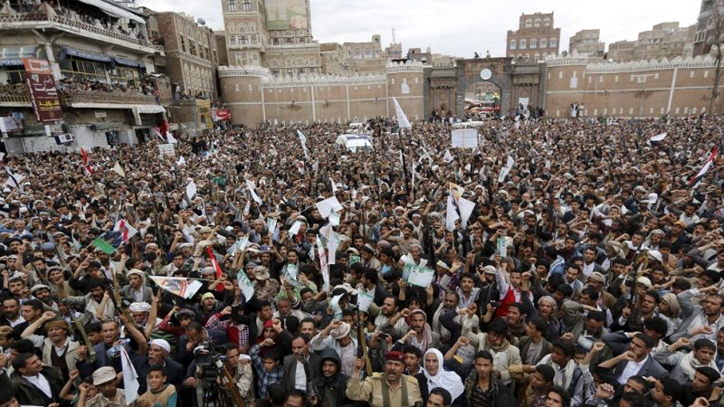 تنديدًا بالمجازر في صعدة والحديدة.. الشعب اليمني احتشد في صنعاء: لن نقبل بالهيمنة الأمريكية