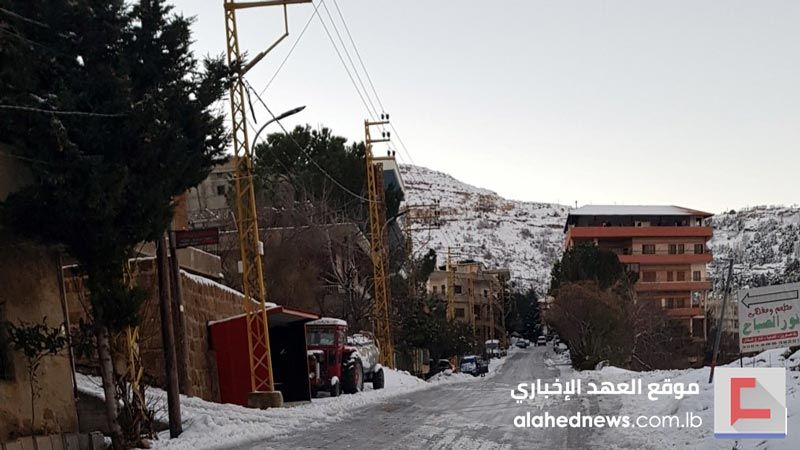 لبنان: الجليد يغطي طرقات جرود الضنّية ويغلق المدارس