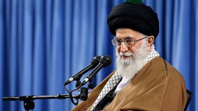 الإمام الخامنئي يستقبل نخبة من قادة وكوادر القوة الجوية الإيرانية