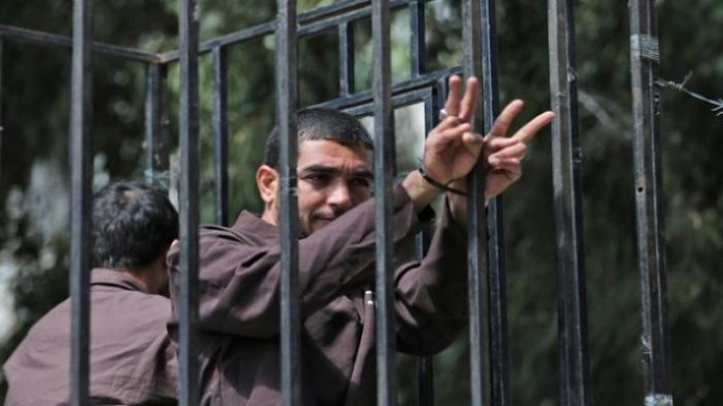 نادي الأسير الفلسطيني:  17 أسيرًا مريضًا في سجن "الرملة" أصيبوا بكورونا