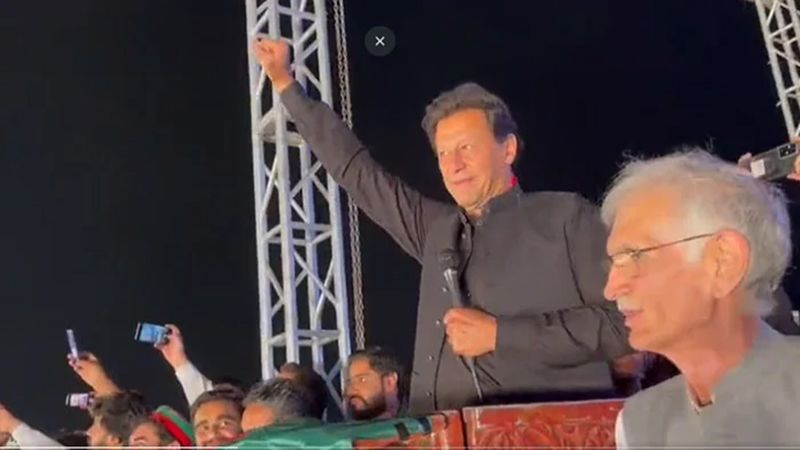 عمران خان أمام حشود غفيرة: الأمة الباكستانية لن تقبل حكومة مستوردة من واشنطن