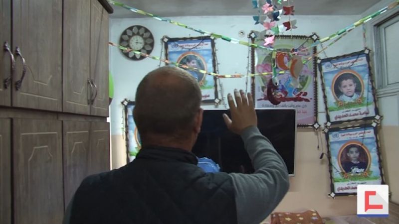 والد خمسة شهداء أطفال في غزة.. يبحث عن فرحة العيد في صورهم
