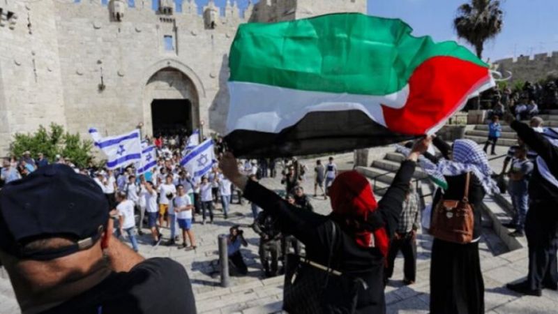 الفلسطينيون ينتفضون لمواجهة مسيرة الأعلام الصهيونية وعشرات الإصابات