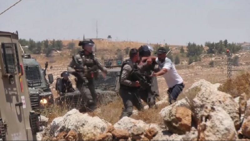 بالفيديو: فلسطيني أعزل يتصدّى لثلاثة جنود صهاينة