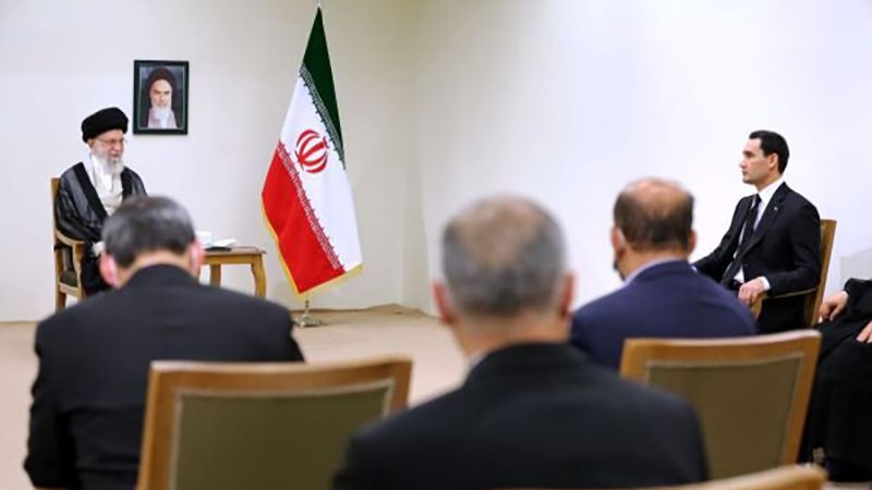 الإمام الخامنئي: سياسة الحكومة الإيرانية هي توسيع العلاقات مع دول الجوار