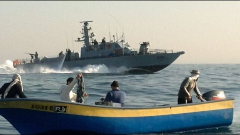 فلسطين| زوارق الاحتلال الحربية تلاحق مراكب الصيادين وتفتح مضخات المياه اتجاههم