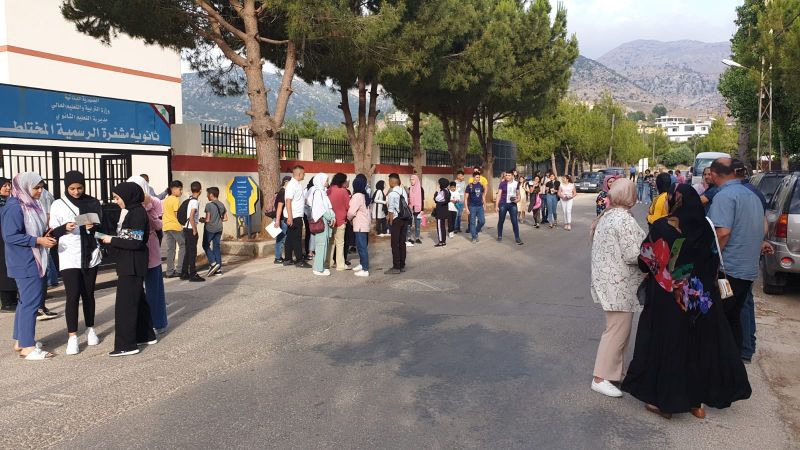 طلاب لبنان يتوافدون إلى المدارس في أول يوم من امتحانات الشهادة المتوسطة