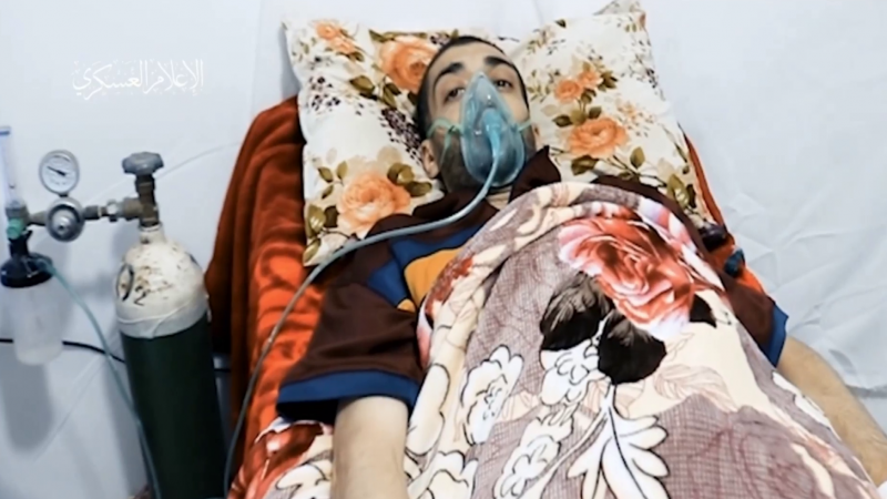 بالفيديو: كتائب القسام تعرض مشاهد للجندي الإسرائيلي الأسير لديها هشام السيد على جهاز التنفس