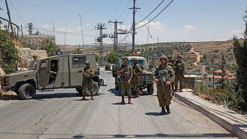 فلسطين: قوات الاحتلال تحول مداخل بلدة بيت أمر شمال الخليل إلى ثكنات عسكرية