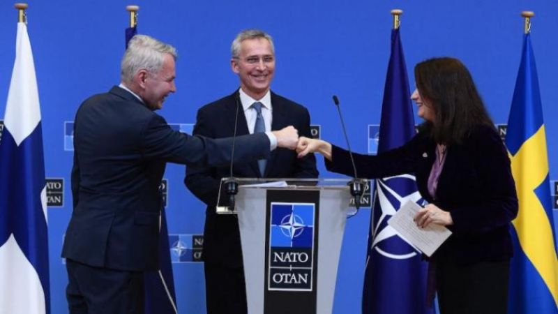 أعضاء الناتو يوقّعون بروتوكولات انضمام السويد وفنلندا إلى الحلف