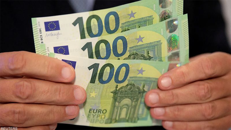 اليورو يهبط لأدنى مستوى منذ 20 عامًا أمام الدولار