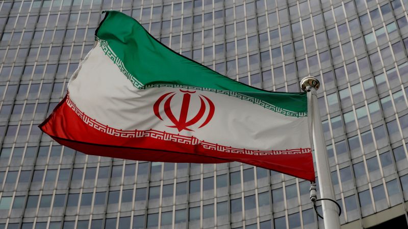 إيران: طرد دبلوماسيين غربيين متهمين بأخذ عينات من التربة من أماكن مختلفة من بينهم مساعد السفير البريطاني