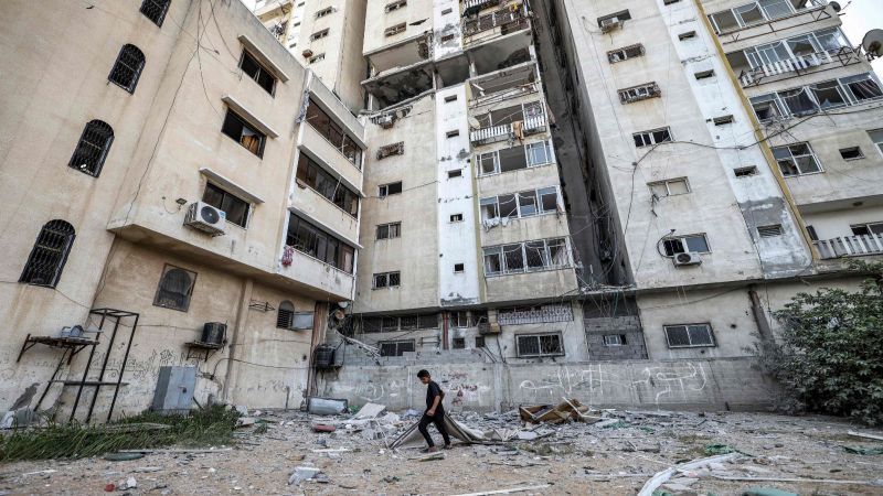 هكذا أصبح مبنى برج فلسطين في غزة بعد قصف شقة بداخله أمس