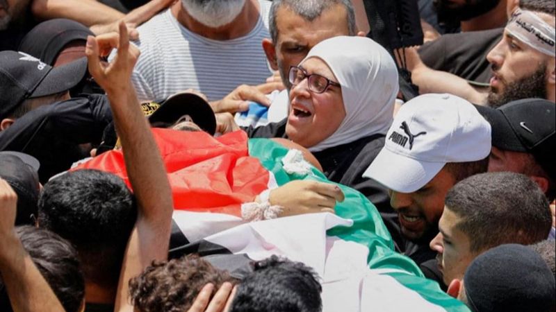 والدة النابلسي تتقدمهم.. آلاف الفلسطينيين يشيعون شهداء نابلس