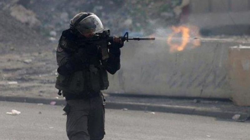 فلسطين المحتلة: إصابة شاب برصاصة مطاطية بوجهه خلال المواجهات مع قوات الاحتلال في بلدة بيت أمر شمال الخليل