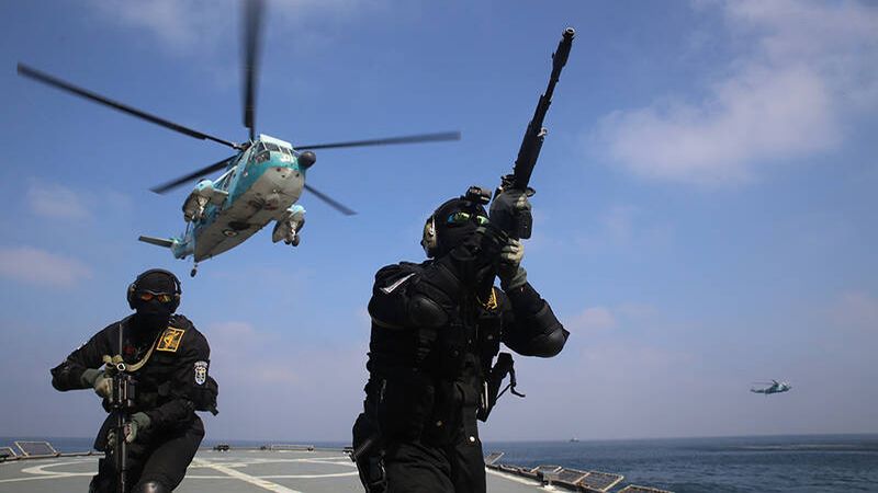 القوات البحرية الإيرانية تصد هجومًا على سفينة إيرانية في البحر الأحمر