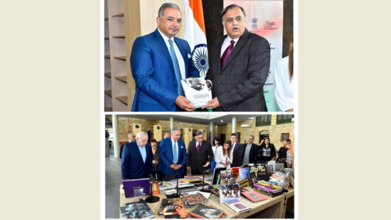 لبنان: المرتضى تسلم من اجاز خان 200 كتاب من الهند لايداعها المكتبة الوطنية