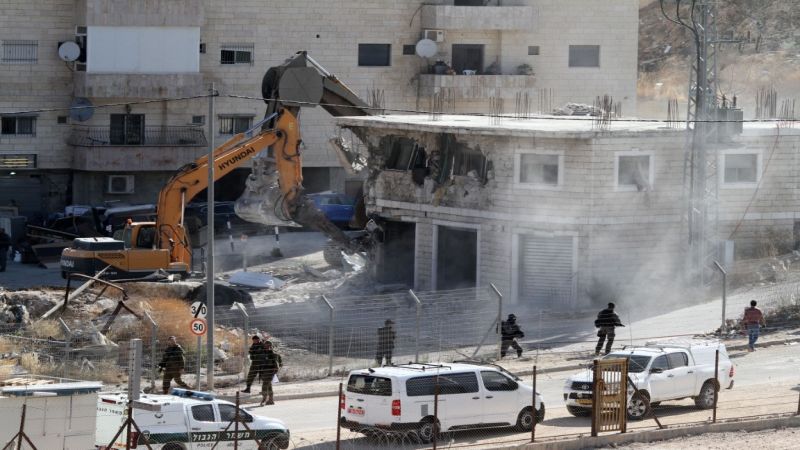 الاحتلال يوجه إنذارات هدم لعشرات المنازل الفلسطينية في العيسوية
