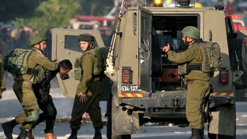 قوات الاحتلال تعتقل شابين فلسطينيين وسط الخليل