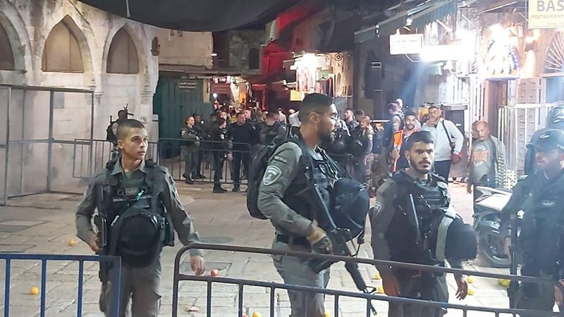 بالفيديو: قوات الاحتلال تستنفر في طريق باب السلسلة وتحاول إخلاء المرابطين من المكان