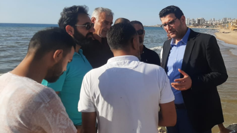لبنان| وزير الزراعة يعاين كارثة نفوق كميات من الأسماك على شواطئ الأوزاعي