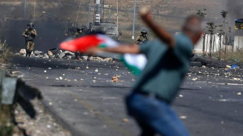 فلسطين المحتلة: اندلاع مواجهات بين شبان وقوات الاحتلال في قرية برقة شمال غرب نابلس