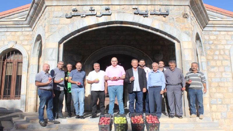 لبنان: المدير العام لوزارة الزراعة يبدأ جولته على محطات يوم التفاح اللبناني من ترشيش