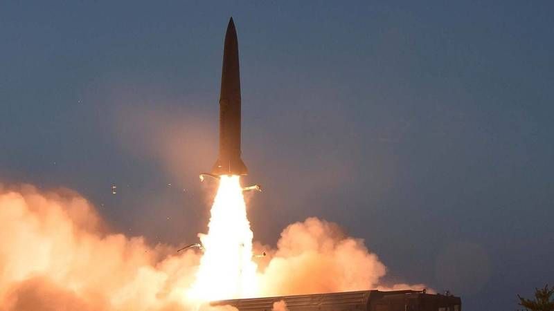 كوريا الشمالية تردّ على الاستفزازات الأمريكية بصاروخيْن باليستييْن
