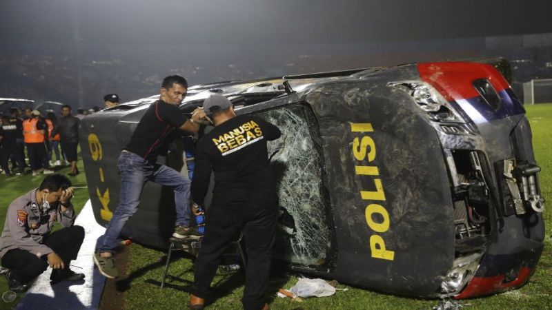 أندونيسيا: عشرات القتلى والجرحى بتدافع بعد مباراة لكرة القدم