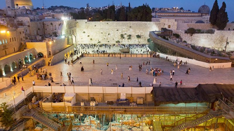 بالفيديو: عشرات الآلاف من المستوطنين يؤدون طقوسًا تلمودية وصلوات عند حائط البراق في القدس المحتلة
