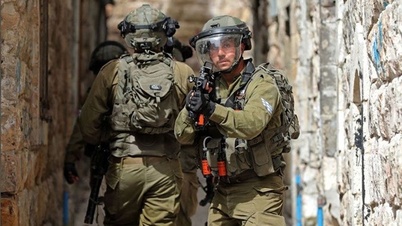 جنود العدو يعتدون على فلسطينيين ويهدمون منزلًا جنوب غرب الخليل