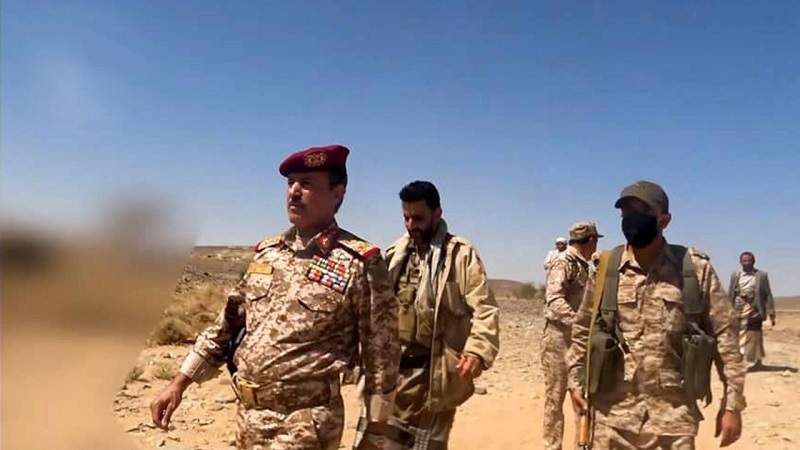 وزير الدفاع اليمني لتحالف العدوان: إما هدنة ومرتبات أو صواريخ ومسيرات