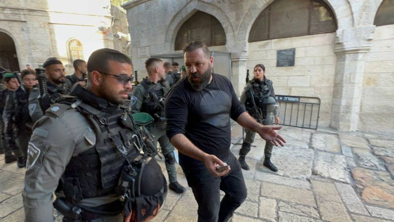 قوات الاحتلال تعتقل فلسطينيا من البلدة القديمة بالقدس