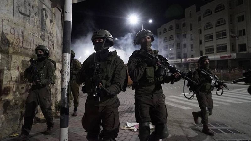 فلسطين المحتلة: قوات الاحتلال تشن حملة اعتقالات في عدة مناطق بالضفة