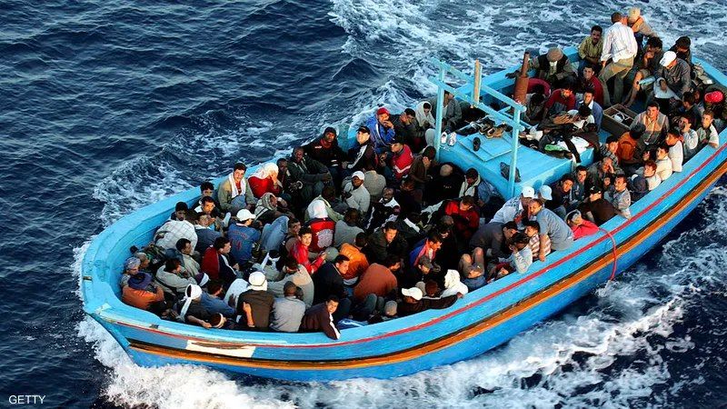 اليونان تطلق عملية لإنقاذ مركب يقل نحو 500 مهاجر