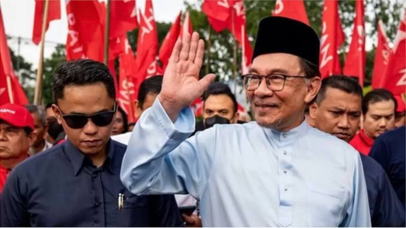 بعد رحلة سياسية استمرت ثلاثة عقود.. أنور ابراهيم رئيسًا لحكومة ماليزيا