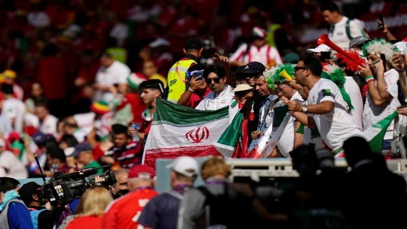 مشجعون إيرانيون يهتفون لفلسطين بوجه "إسرائيليين" في الدوحة